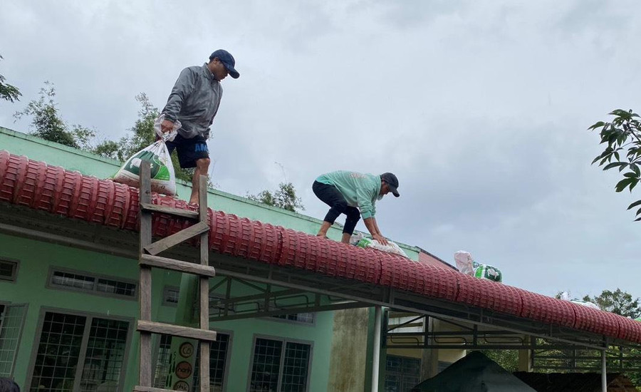 Người dân Kon Tum chằng chống lại mái nhà trước khi bão Noru đổ bộ. Người dân Kon Tum chằng chống lại mái nhà trước khi bão Noru đổ bộ.