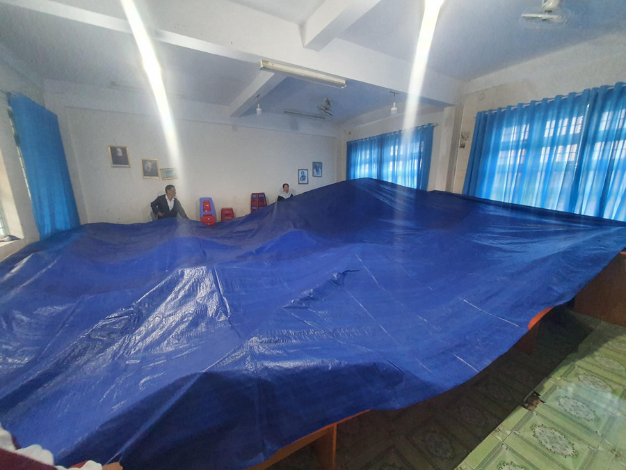 Thiết bị được phủ bạt để tránh thấm, dột.