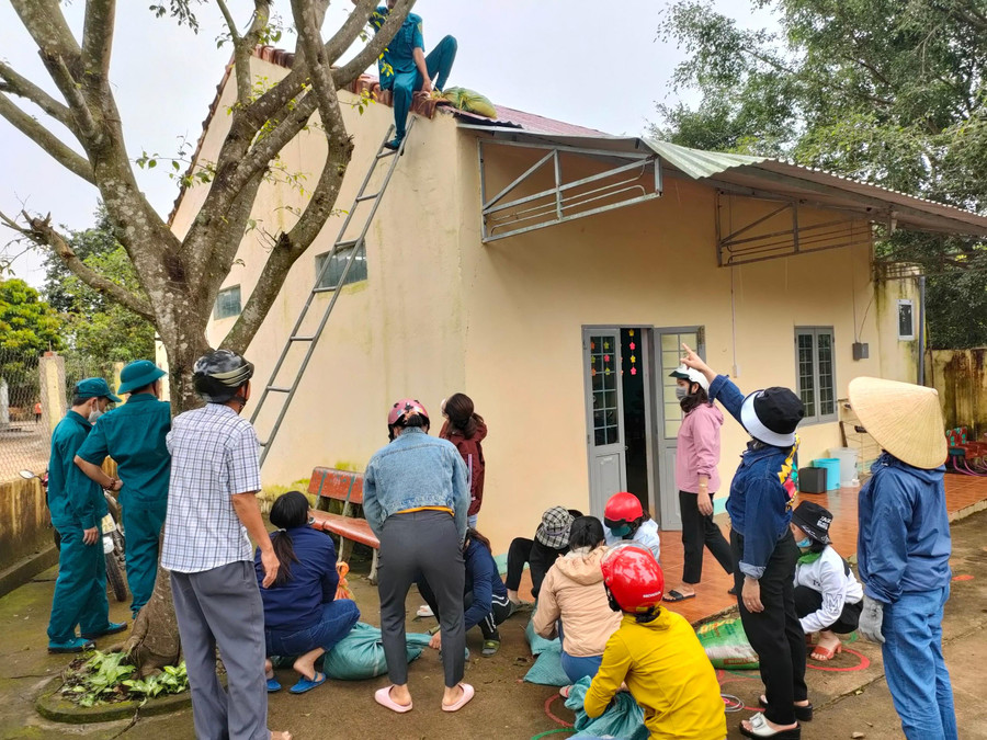 Chính quyền địa phương hỗ trợ nhà trường chằng chống các phòng học.