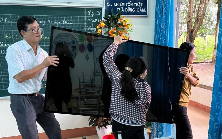 Trang thiết bị dạy học được di chuyển lên nơi khô ráo và an toàn.