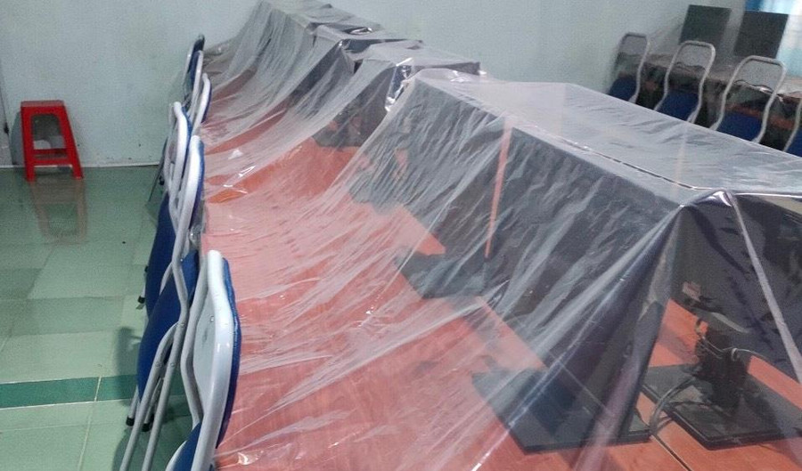 Máy móc, trang thiết bị điện tử được sắp xếp gọn gàng, che chắn cẩn thận trước khi bão Noru đổ bộ.