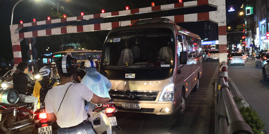 Chiếc xe mắc kẹt đúng giờ cao điểm, nhiều phương tiện không thể di chuyển lên cầu, gây ùn tắc tại khu vực