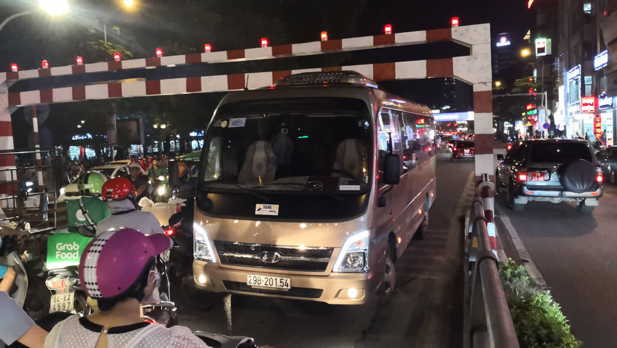 Hiện trường xe ô tô 29 chỗ mặt kẹt tại cầu vượt Thái Hà