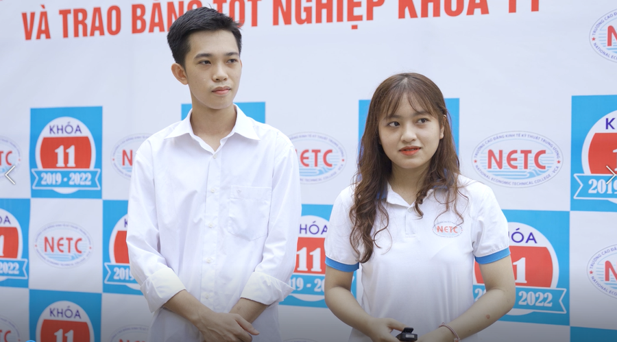 Bạn Nguyễn Văn Tuấn (bên trái) tại Trường cao đẳng kinh tế Kỹ thuật Trung ương. Bạn Nguyễn Văn Tuấn (bên trái) tại Trường cao đẳng kinh tế Kỹ thuật Trung ương.