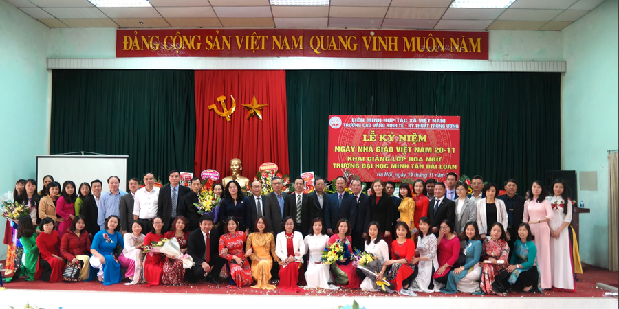 Tập thể cán bộ giảng viên Trường cao đẳng kinh tế Kỹ thuật Trung ương. Tập thể cán bộ giảng viên Trường cao đẳng kinh tế Kỹ thuật Trung ương.