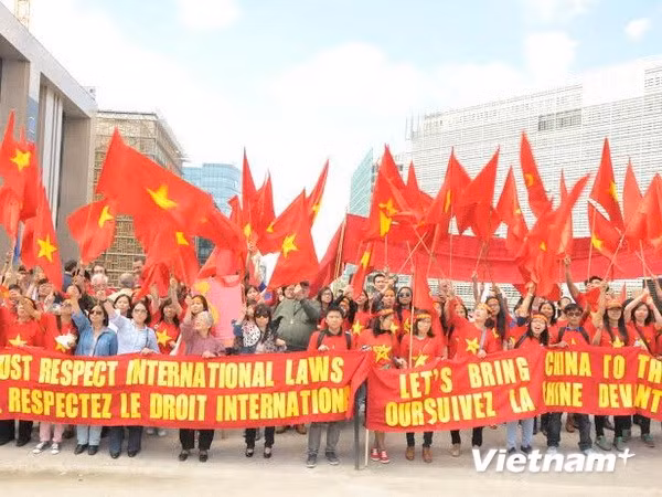 Trụ sở Hội đồng châu Âu đỏ rực quốc kỳ Việt Nam. (Ảnh: Hương Giang/Brussels)