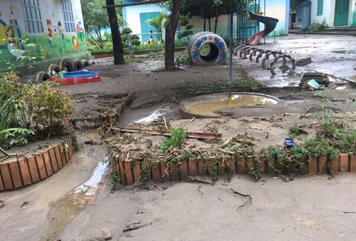 Tại Trường mầm mon Chiềng Muôn, nhiều đồ chơi ngoài trời bị lũ cuốn trôi, trang thiết bị bị hư hỏng nặng