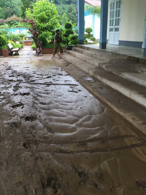 Bùn, đất tràn ngập sân Trường mầm non Sơn Ca Bùn, đất tràn ngập sân Trường mầm non Sơn Ca