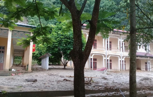 Trường mầm non Nậm Păm ngập đầy bùn đất