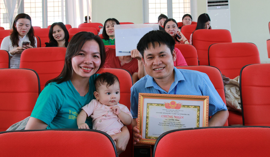 Vợ cũng là đồng nghiệp và con gái thầy giáo Lữ Văn Khăm (Trường THPT Ea Rốk) vượt hơn 100km đến chung vui với thành tích tại Hội thi của chồng. (Ảnh: TT)