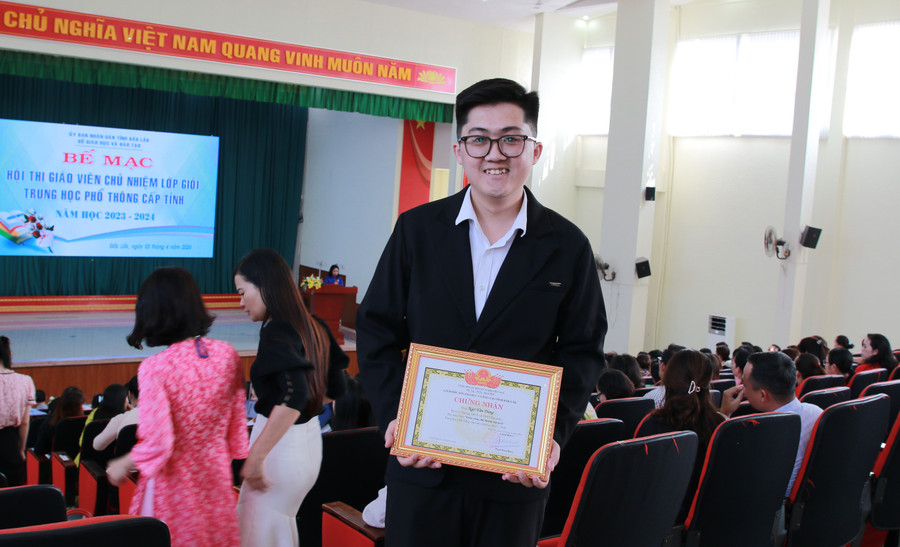 Thầy Ngô Văn Dũng đến từ Trường THCS & THPT Đông Du người có điểm số cao nhất và 1 trong 6 thí sinh đoạt giải Nhất tại Hội thi. (Ảnh: TT)