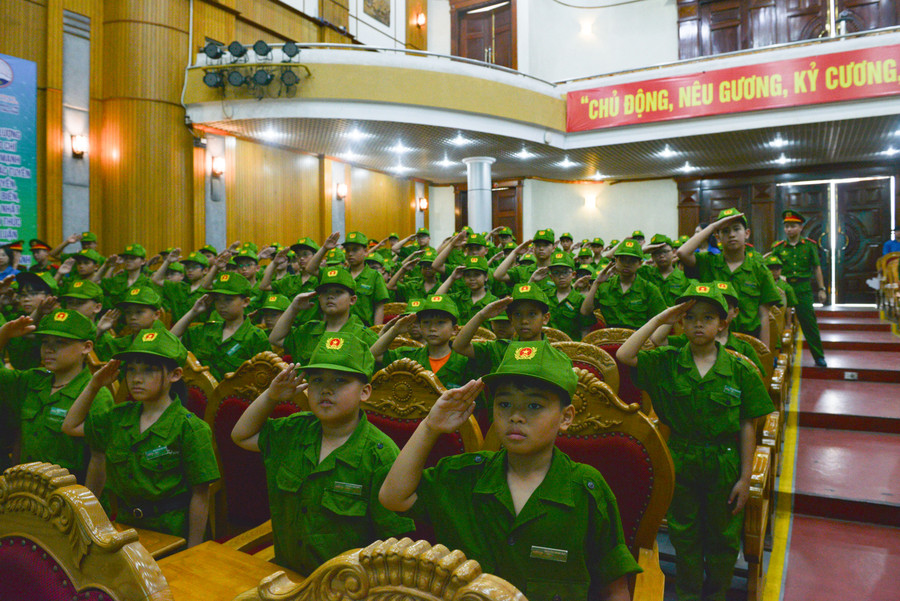 Từ đó, giúp các em hình thành nhân cách, quan điểm sống tích cực.