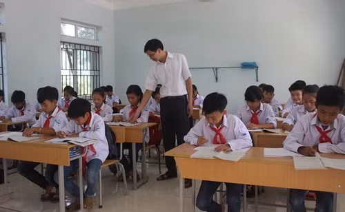 Một giờ học của thầy, trò Trường tiểu học Bạch Lưu (Sông Lô, Vĩnh Phúc). Ảnh: Báo Vĩnh Phúc 