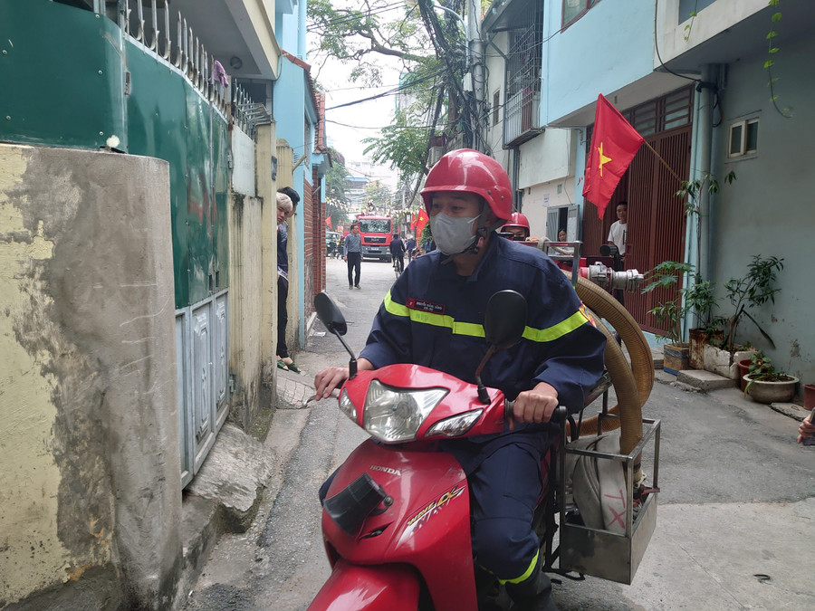 Lực lượng PCCC tiếp cận hiện trường đám cháy.