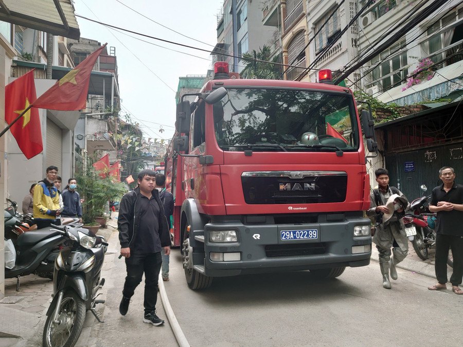 Hiện lực lượng chức năng đang tiến hành dập lửa.