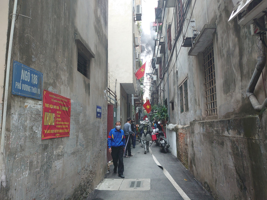 Khói đen từ tầng 3 căn nhà nằm sâu trong ngõ 186 Vương Thừa Vũ (Thanh Xuân, Hà Nội).