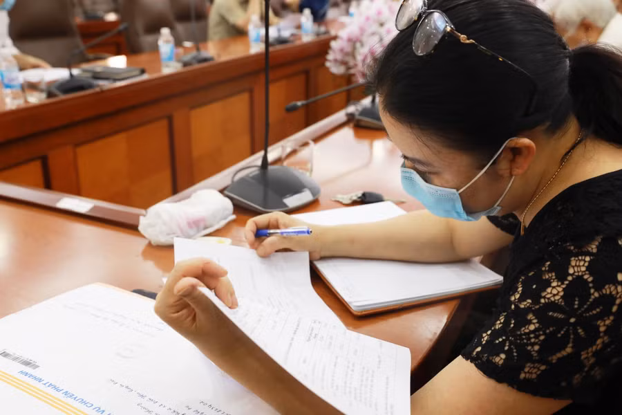 Cán bộ tổ bầu cử tại Trường ĐH Thủy lợi rà soát kĩ đối tượng trong danh sách cử tri, các khâu chuẩn bị sẵn sàng cho ngày hội bầu cử. Ảnh: Website nhà trường