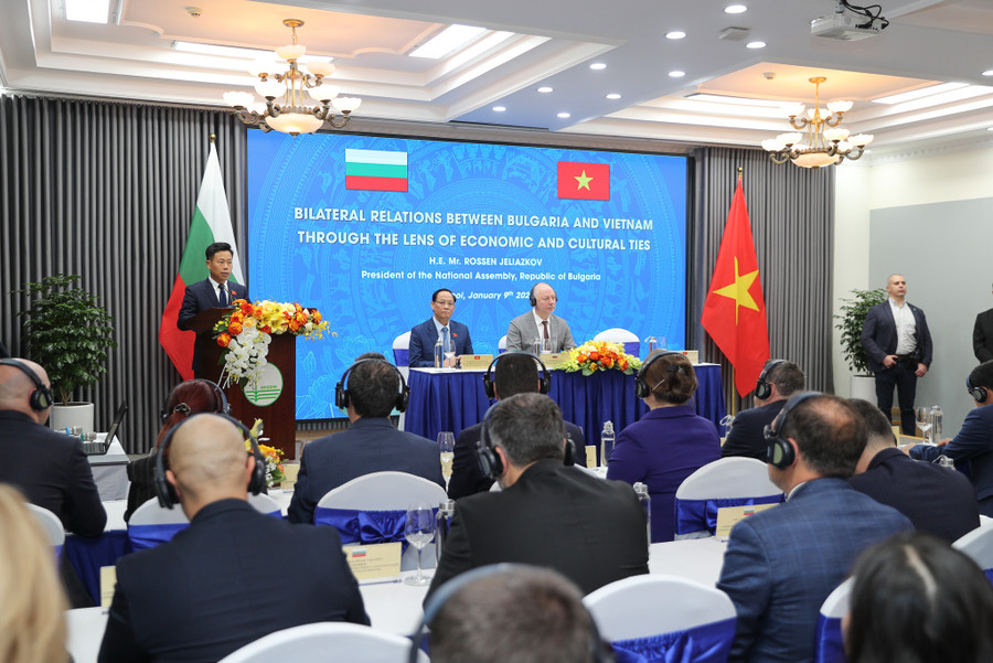 Giám đốc ĐHQGHN Lê Quân bày tỏ sự vinh dự khi được chào đón ngài Rossen Jeliazkov. Giám đốc ĐHQGHN Lê Quân bày tỏ sự vinh dự khi được chào đón ngài Rossen Jeliazkov.