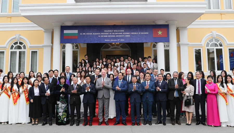 Chủ tịch Quốc hội Bulgaria, ngài Rossen Dimitrov Jeliazkov đến thăm ĐHQGHN.