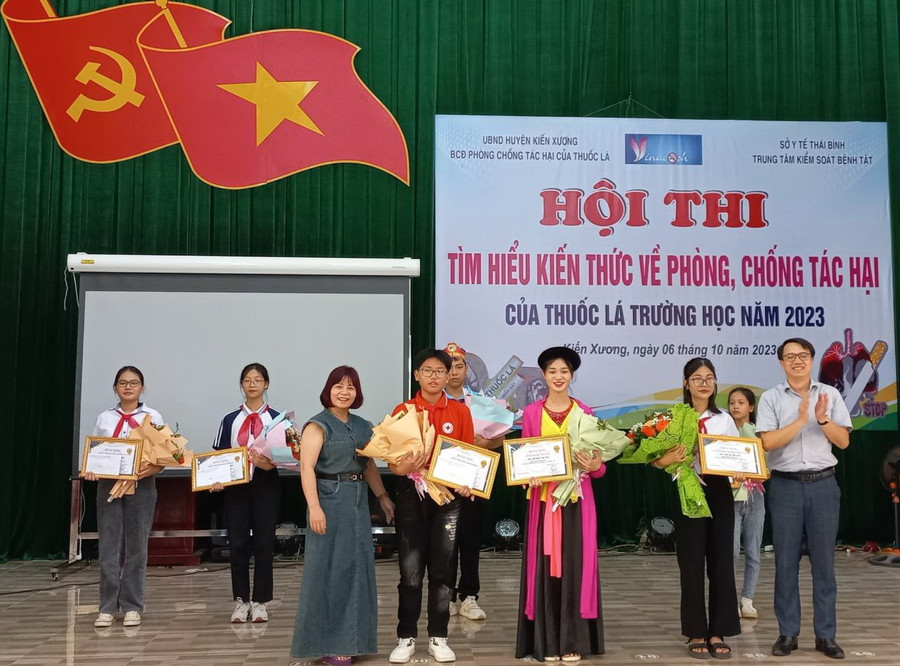 Ông Phạm Việt Hùng - Phó chủ tịch UBND huyện trao tặng giải nhất, nhì, ba cho các đội thi có thành tích xuất sắc. Ông Phạm Việt Hùng - Phó chủ tịch UBND huyện trao tặng giải nhất, nhì, ba cho các đội thi có thành tích xuất sắc.