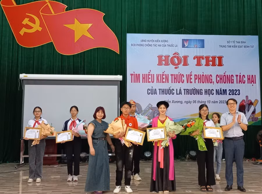 Ông Phạm Việt Hùng - Phó chủ tịch UBND huyện trao tặng giải nhất, nhì, ba cho các đội thi có thành tích xuất sắc.