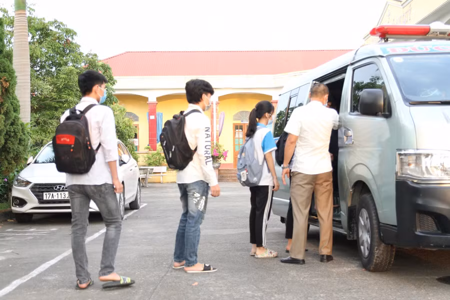 Các thí sinh tại điểm thi này sẽ được xe chuyên dụng được huyện Quỳnh Phụ bố trí đưa đón tới điểm thi. Buổi sáng ngày 7/7, thí sinh tham gia dự thi tại đây được yêu cầu đến trước 1 tiếng để thực hiện công tác phòng chống dịch theo quy định.