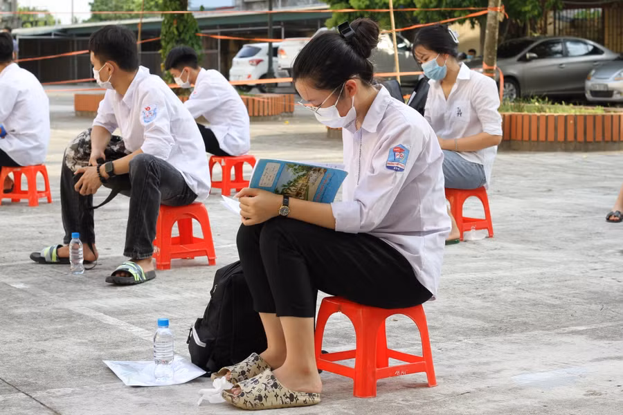 Một số thí sinh tranh thủ ôn lại bài trước giờ thi.