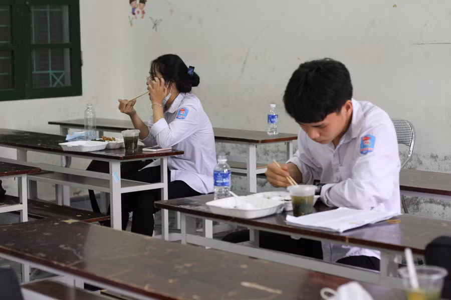 Kết thúc ngày thi đầu tiên, các thí sinh sẽ được xe chuyên dụng đưa về địa điểm đón để trở về với gia đình trước khi tiếp tục hoàn thành ngày thi thứ 2. Mỗi thí sinh sẽ được điểm danh, bàn giao cho người thân sau khi kết thúc ngày thi.