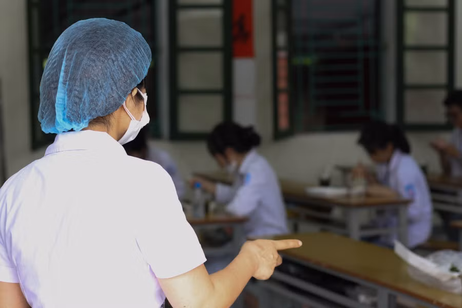 Kết thúc mỗi môn thi, các thí sinh dự thi được bố trí di chuyển ra bên ngoài để lực lượng chức năng tại điểm thi dọn dẹp, khử khuẩn tại phòng thi. Bên ngoài, lực lượng Y tế, an ninh cũng được tăng cường để đảm bảo những yêu cầu cao nhất của tỉnh Thái Bình tại điểm thi này.