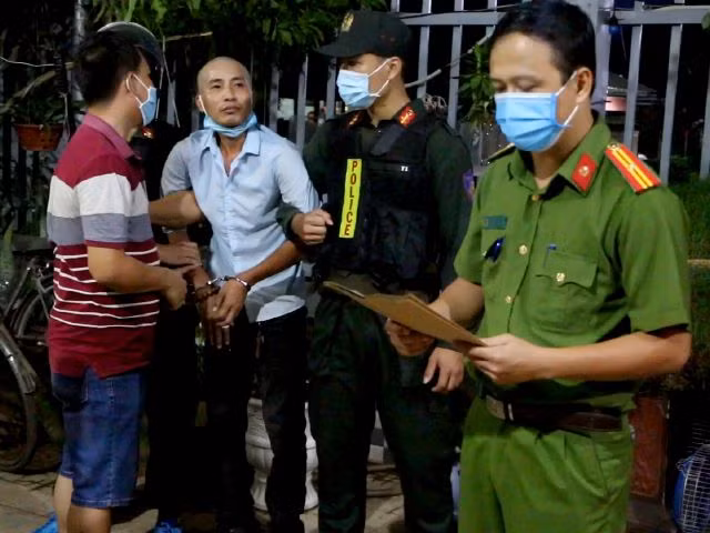 Cơ quan chức năng đọc lênh khám xét khẩn cấp nơi ở của đối tượng Đinh Văn Anh. Ảnh: Công an Bình Phước.