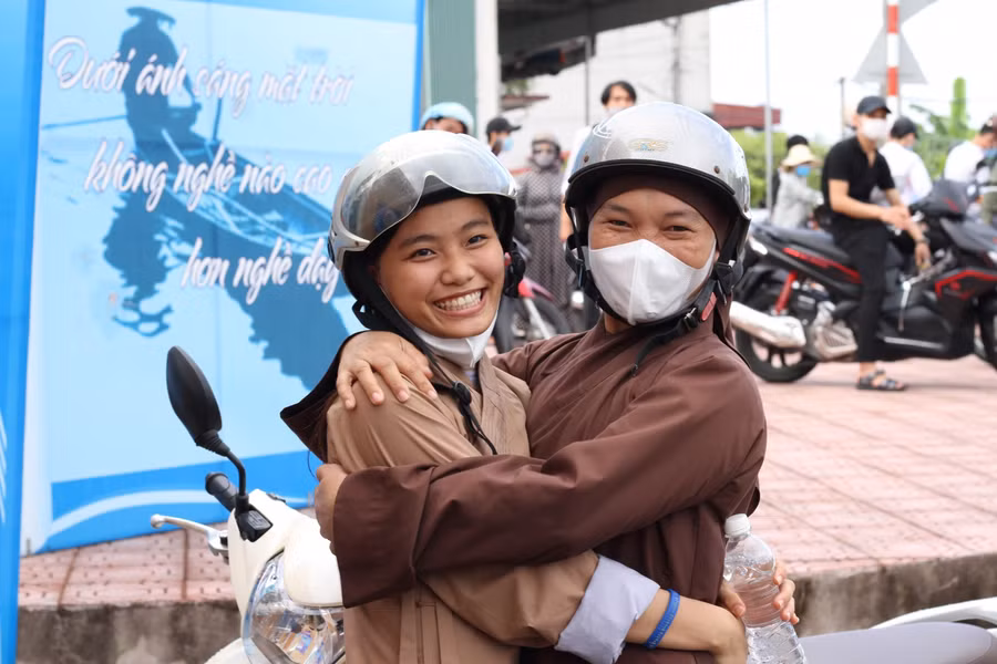 Một nữ sinh đặc biệt tại điểm thi trường THPT Quỳnh Thọ (sinh sống tại chùa, thôn Tân Hóa, xã Quỳnh Hội, Thái Bình) vui mừng sau khi kết thúc ngày thi đầu tiên. Thí sinh này cho biết bản thân làm khá tốt với đề thi Toán năm nay. “Các câu hỏi bám khá sát chương trình học và ôn tập, bên cạnh đó cũng có nhiều câu để phân loại thí sinh”.