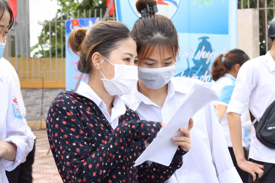 Ngô Quỳnh Anh (trường THPT Quỳnh Thọ) cho biết trước khi bước vào môn thi Toán, thí sinh này cảm thấy rất căng thẳng. Tuy nhiên, Quỳnh Anh cho rằng với những câu hỏi bao quát các kiến thức cơ bản của môn học, bản thân thí sinh làm khá tốt.