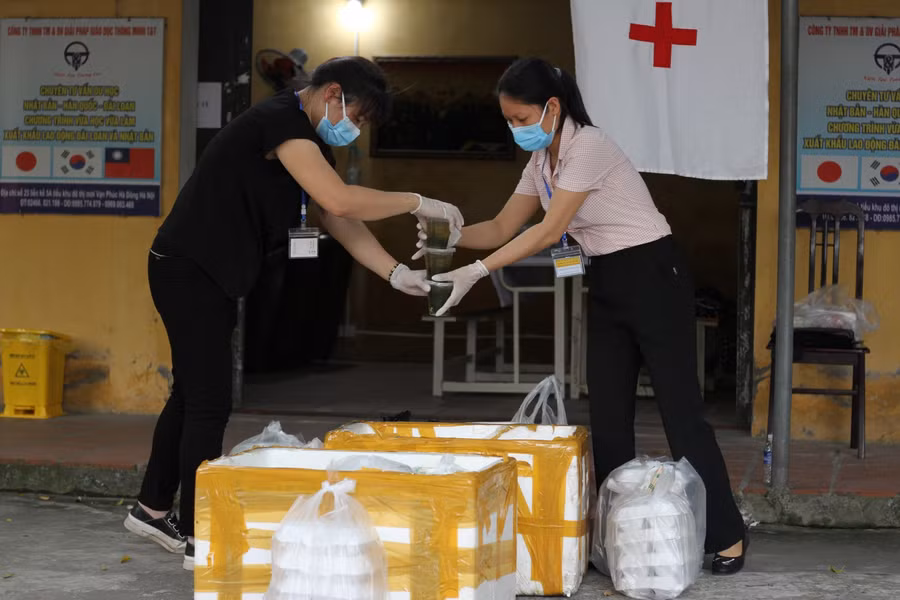 Sau khi hoàn thành xong môn thi đầu tiên, các thí sinh tại điểm thi Trung tâm GDNN-GDTX huyện Quỳnh Phụ được bố trí ăn, nghỉ ngay tại phòng thi để buổi chiều cùng ngày tiếp tục bước vào thời gian thi môn Toán. Trong quá trình sinh hoạt, nghỉ ngơi, các thí sinh đều đảm bảo yêu cầu cách ly.