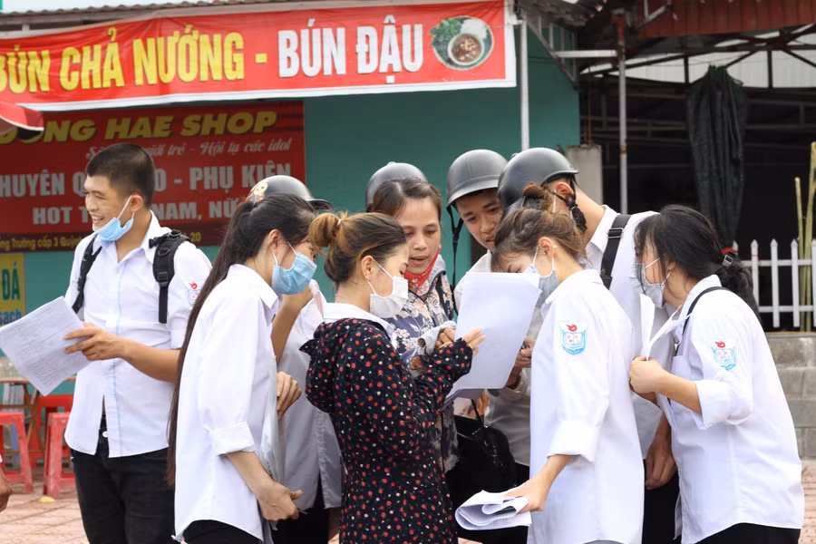 Nguyễn Duy Đức (trường THPT Quỳnh Thọ) cho hay: “Buổi sáng em làm môn Ngữ Văn không được tốt nên tâm lý cũng bị ảnh hưởng trước khi bước vào môn thi Toán. Bản thân em đánh giá đề thi năm nay phù hợp với mặt bằng chung và nhiều thí sinh sẽ đạt điểm khá”.