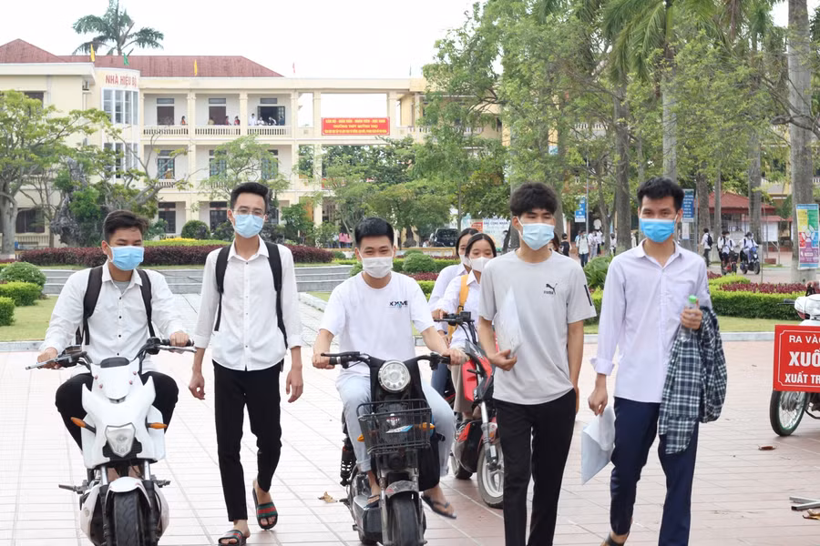 Ghi nhận tại điểm thi trường THPT Quỳnh Thọ (Thái Bình), sau khi hoàn thành xong môn Toán và kết thúc ngày thi đầu tiên Kỳ thi tốt nghiệp THPT năm 2021, nhiều thí sinh vẫn nán lại và bàn luận sôi nổi về đề thi môn Toán trong buổi chiều ngày 7/7.