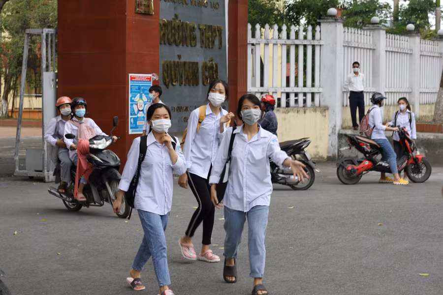 Ghi nhận của PV báo GD&amp;TĐ, 9h40’ sáng ngày 7/7, những thí sinh dự thi Kỳ thi Tốt nghiệp THPT năm 2021 tại điểm trường THPT Quỳnh Côi (huyện Quỳnh Phụ, Thái Bình) đã hoàn thành xong môn thi đầu tiên.