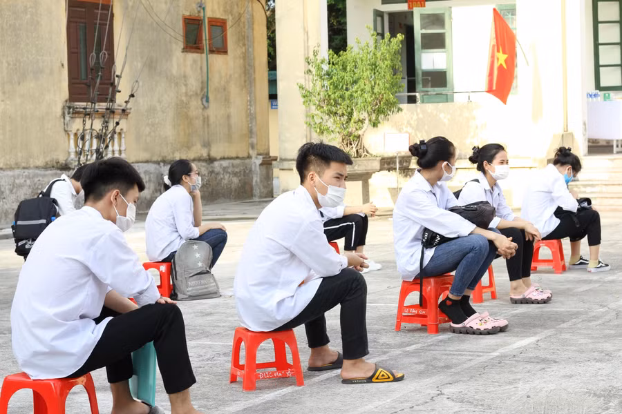 "Hai thí sinh thuộc diện F1 sẽ được xe chuyên dụng đưa thẳng vào trong điểm thi. Đội ngũ y tế sẽ tiến hành phun khử khuẩn cho các thí sinh cũng như phương tiện đưa đón. Những xe đưa đón các thí sinh F2 và thí sinh đến từ khu vực phong tỏa sẽ dừng ở cổng điểm thi, các thí sinh cũng được đo thân nhiệt, thực hiện công tác phòng chống dịch theo quy định”, đại diện điểm thi cho biết.