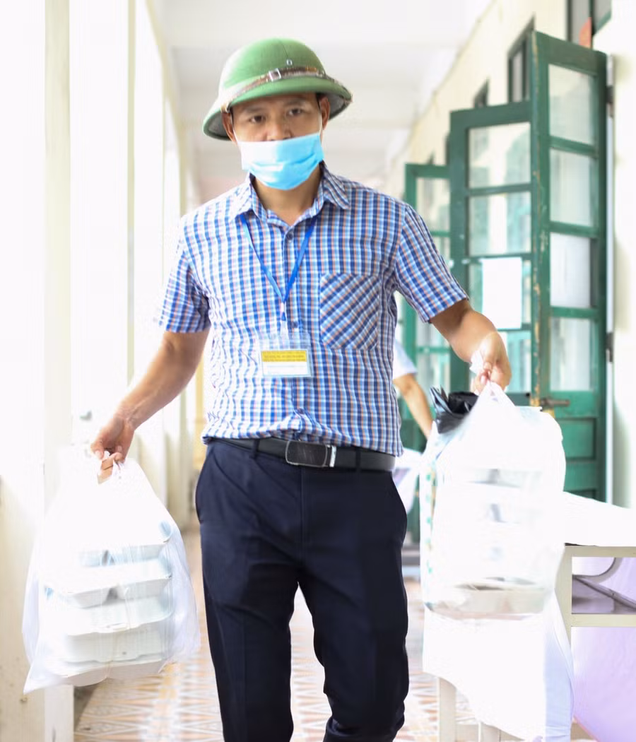 "Buổi thi sáng ngày 7/7, điểm thi tại trung tâm diễn ra thuận lợi. Các thí sinh làm bài thi nghiêm túc. Sau buổi thi, các em được bố trí ăn nghỉ ngay tại phòng thi”, đại diện điểm thi Trung tâm GDNN-GDTX huyện Quỳnh Phụ thông tin.