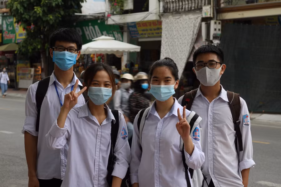 Bên cạnh đó, một số thí sinh cho rằng cách ra đề của phần Đọc hiểu trong đề thi Ngữ Văn khá lạ so với mọi năm. “Phần đọc hiểu khá dài, các câu hỏi phụ cũng không như mọi năm khiến bản thân em có phần bối rối lúc đọc đề nhưng em vẫn hoàn thành tốt bài thi trong thời gian làm bài”, N.A.T. (trường THPT Quỳnh Côi) chia sẻ.