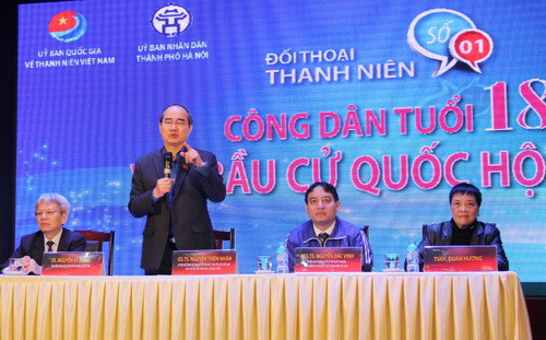 GS Nguyễn Thiện Nhân (đứng) trả lời các câu hỏi của các bạn trẻ xung quanh chủ đề: Bạn và tôi có thể làm gì cho Quốc hội? GS Nguyễn Thiện Nhân (đứng) trả lời các câu hỏi của các bạn trẻ xung quanh chủ đề: Bạn và tôi có thể làm gì cho Quốc hội?
