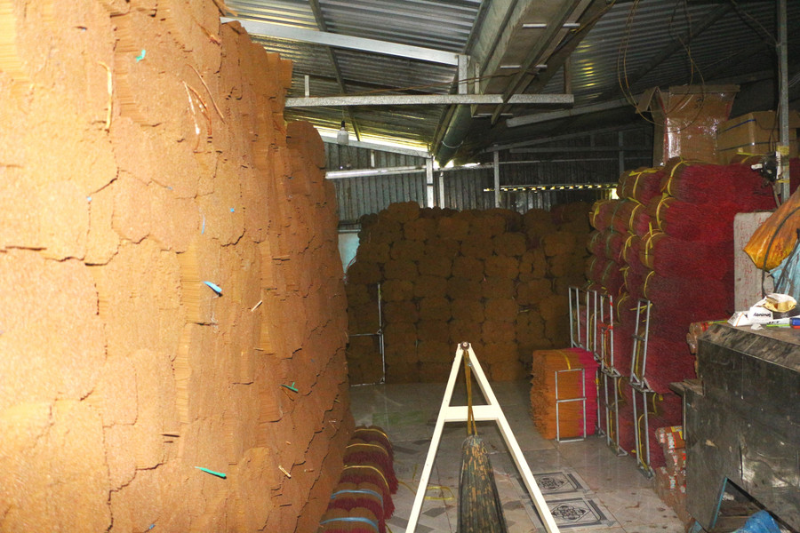 Bên trong cơ sở sản xuất hương giả mạo thương hiệu.