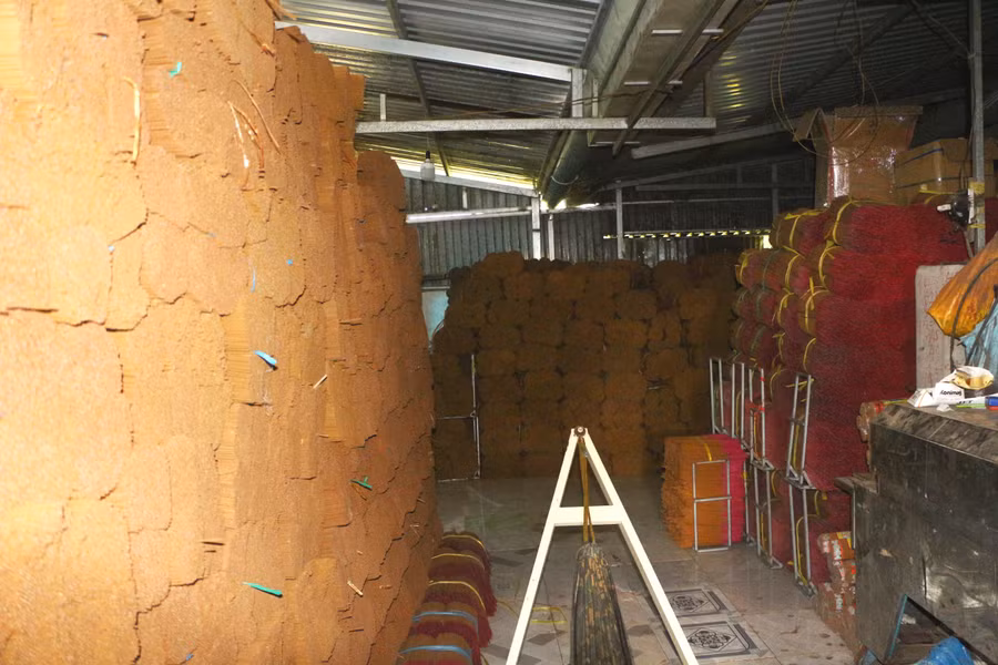 Bên trong cơ sở sản xuất hương giả mạo thương hiệu.