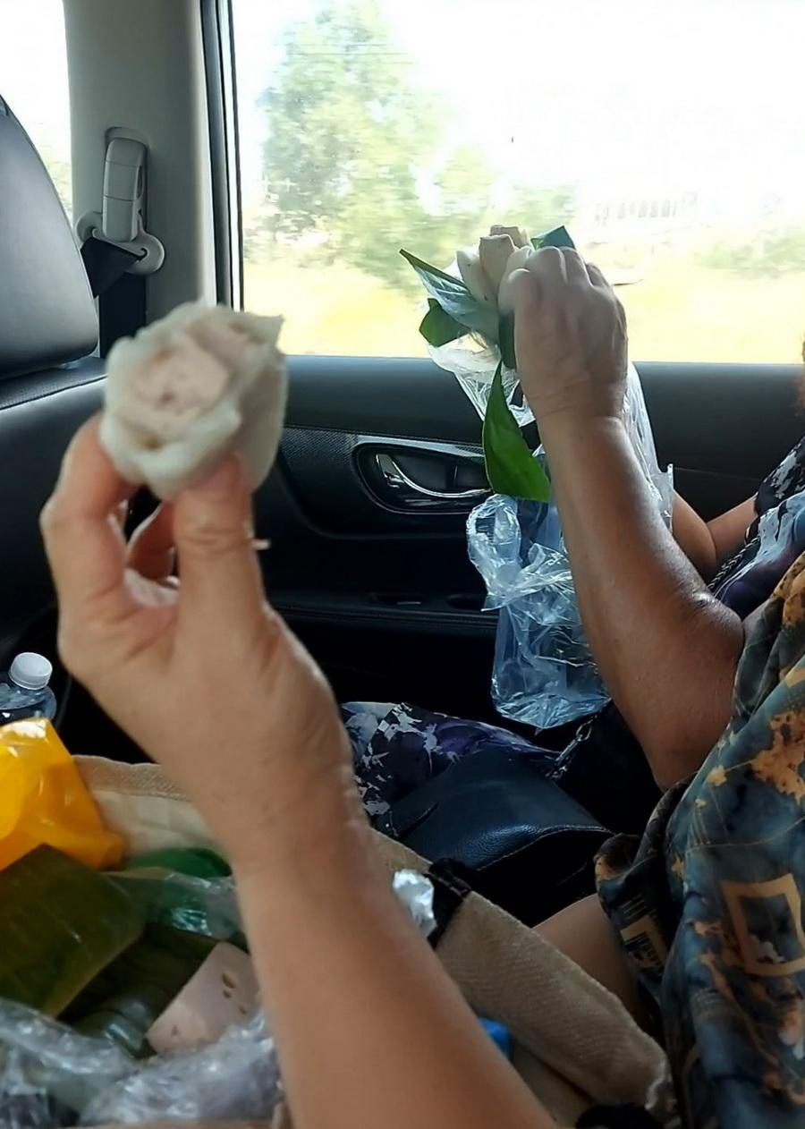 Bữa ăn vội trên xe của các báo cáo viên. Bữa ăn vội trên xe của các báo cáo viên.