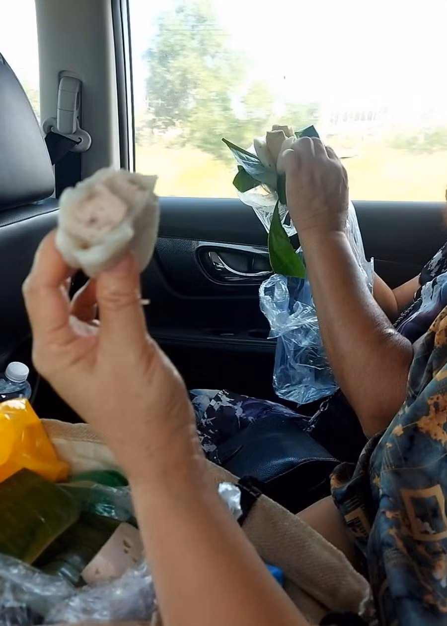 Bữa ăn vội trên xe của các báo cáo viên.