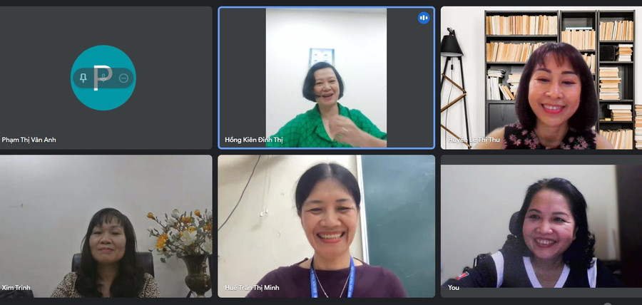 Các báo cáo viên họp online, dù muộn nhưng ai nấy vẫn nở nụ cười tươi rói. Các báo cáo viên họp online, dù muộn nhưng ai nấy vẫn nở nụ cười tươi rói.