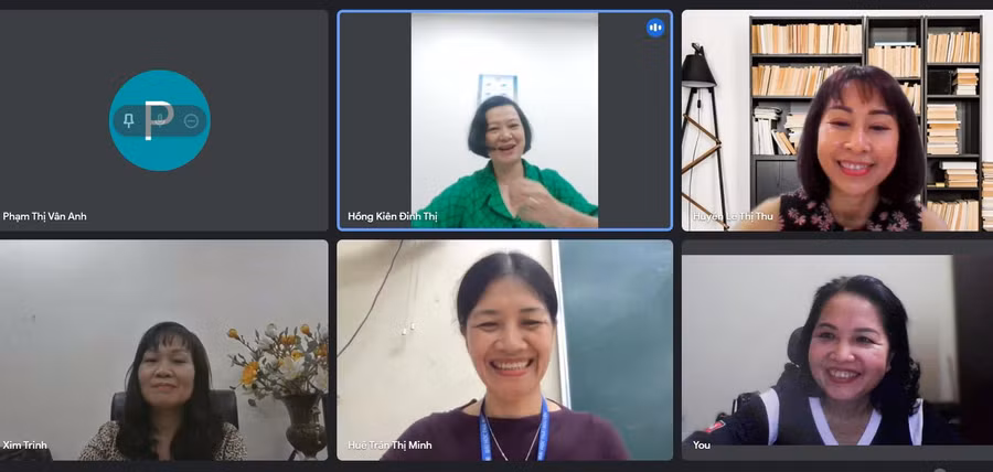 Các báo cáo viên họp online, dù muộn nhưng ai nấy vẫn nở nụ cười tươi rói.