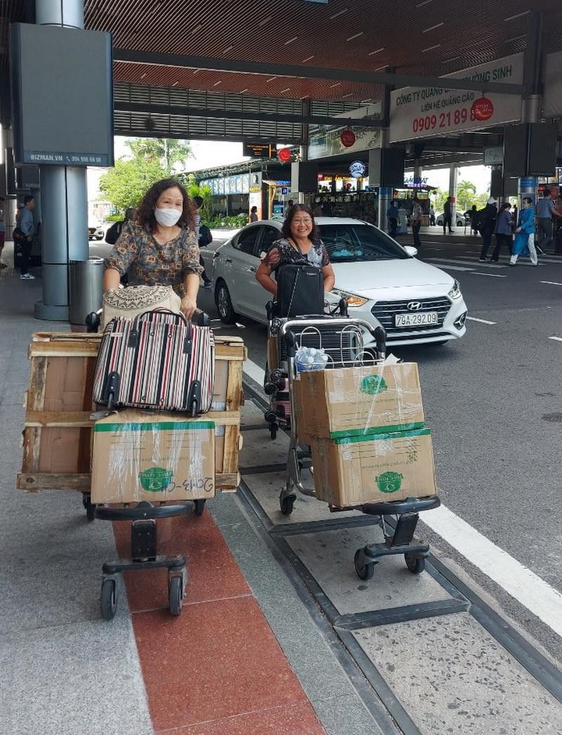 Các báo cáo viên vận chuyển tài liệu từ sân bay đến địa điểm tập huấn, bồi dưỡng giáo viên, cán bộ quản lý cốt cán mầm non khu vực miền Trung. Các báo cáo viên vận chuyển tài liệu từ sân bay đến địa điểm tập huấn, bồi dưỡng giáo viên, cán bộ quản lý cốt cán mầm non khu vực miền Trung.