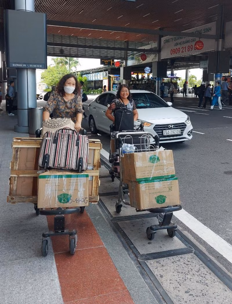 Các báo cáo viên vận chuyển tài liệu từ sân bay đến địa điểm tập huấn, bồi dưỡng giáo viên, cán bộ quản lý cốt cán mầm non khu vực miền Trung.