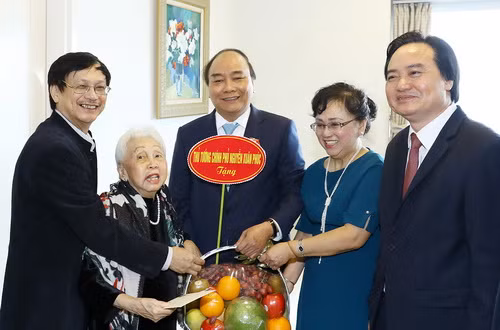 Thủ tướng Nguyễn Xuân Phúc thăm Nhà giáo Nhân dân Thái Thị Liên - Ảnh: VGP