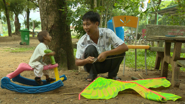 Thầy Đặng Văn Cương hướng dẫn Đinh Văn K"Rể một số trò chơi và kỹ năng sống. Ảnh: VTV.vn Thầy Đặng Văn Cương hướng dẫn Đinh Văn K"Rể một số trò chơi và kỹ năng sống. Ảnh: VTV.vn